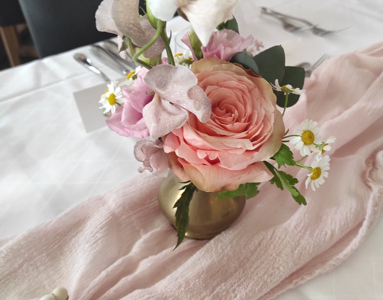 Rosa Blumenstrauß in Messingvase