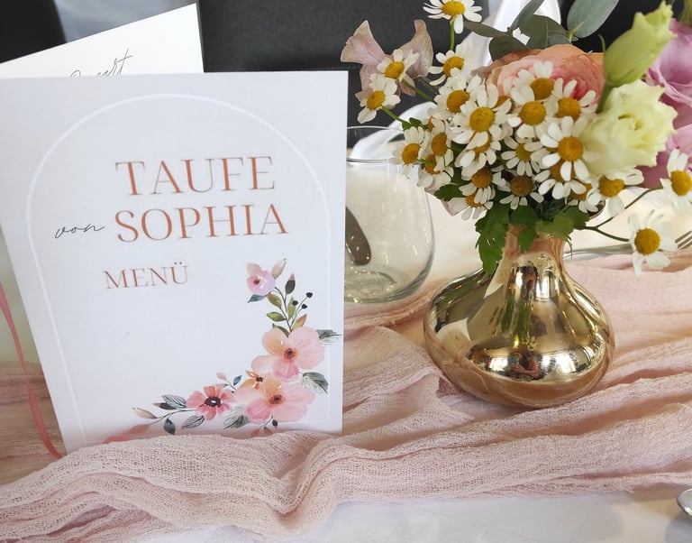 Menukärte Taufe und goldene Vase mit Blumenstrauß