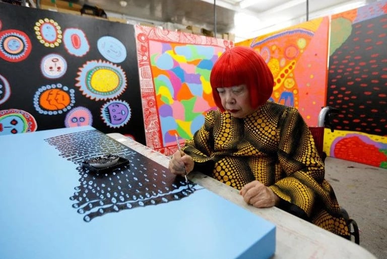 Imagem da artista Yayoi Kusama em seu ateliê