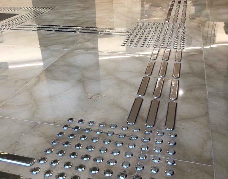 Elemento Tátil Inox no chão