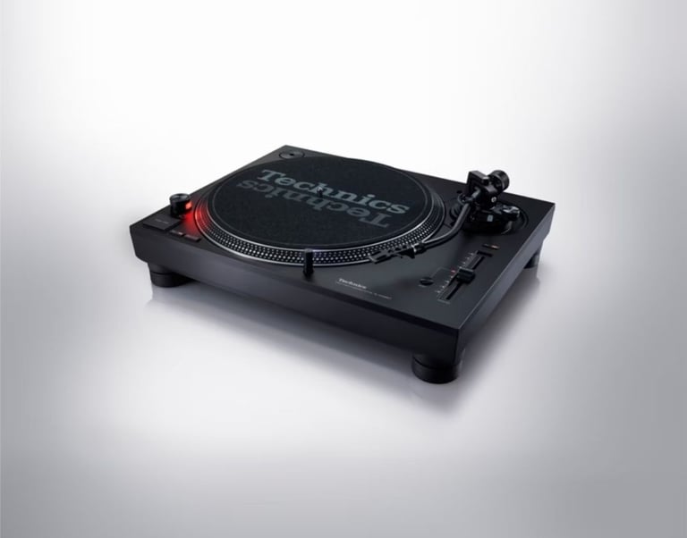 Tocadiscos profesional Technics SL-1210MK7 para DJ en vista perspectiva