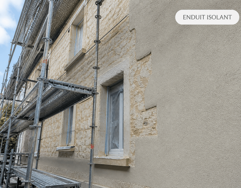 Application d’un enduit isolant sur façade en rénovation
