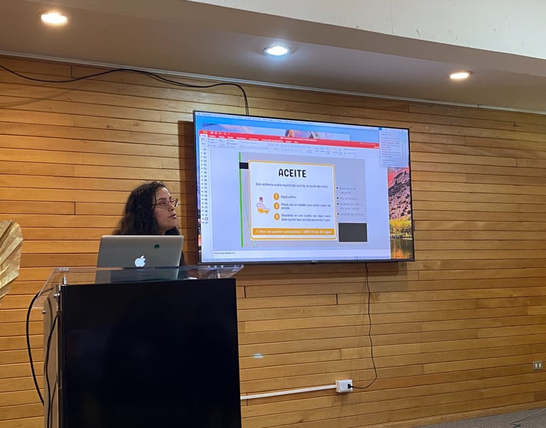 Daniela exponiendo a la comunidad sobre educación ambiental y soluciones sustentables de EcoRumbo