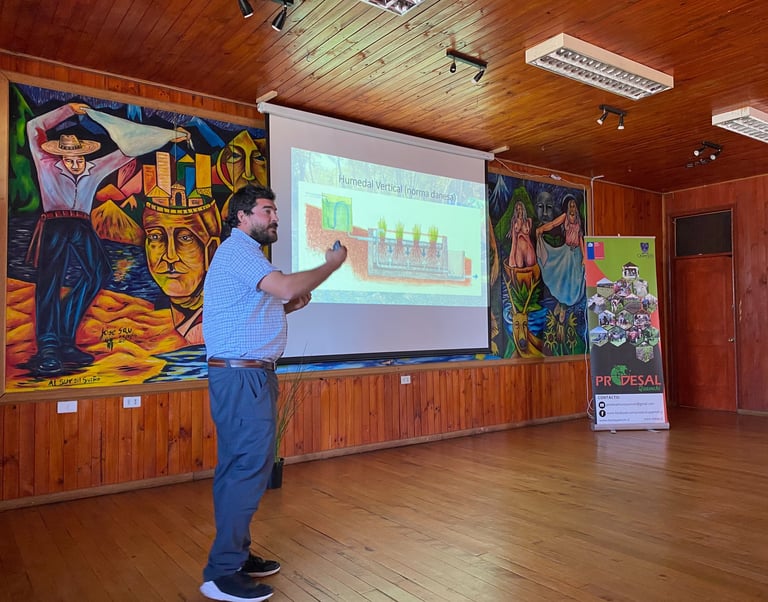 Juan exponiendo a la comunidad sobre educación ambiental y soluciones sustentables de EcoRumbo