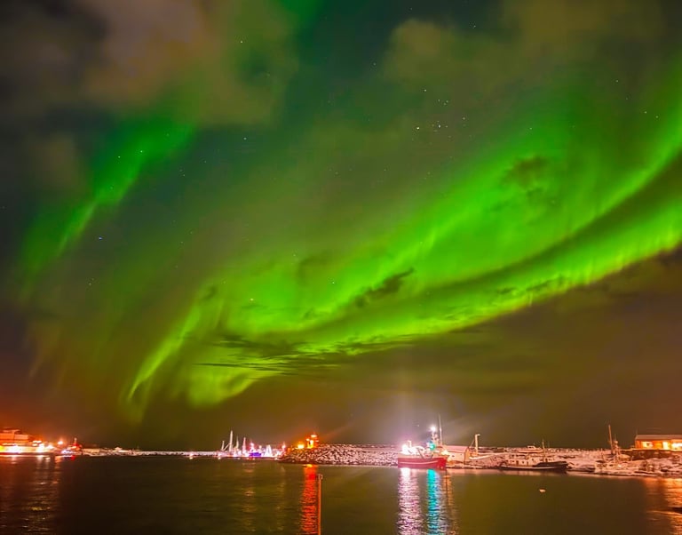Nordlys over havnen i Lofoten, stemning rundt Maritime Munchies