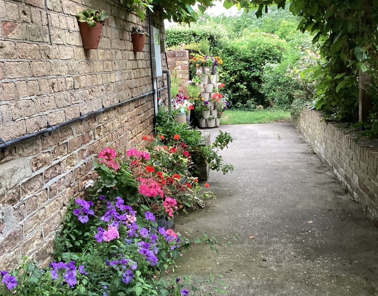 Cottage Charm – Blooms that welcome you home