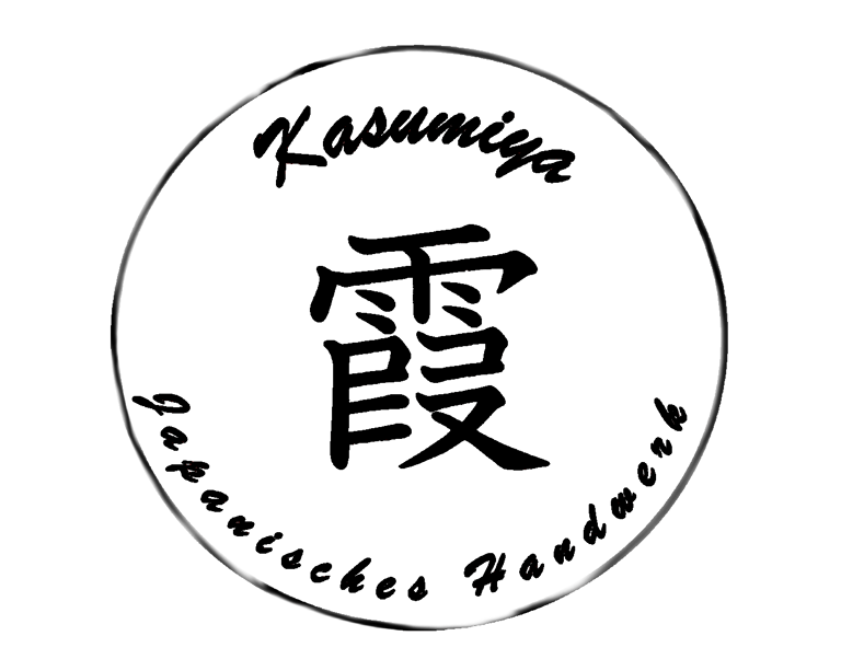 Rotes, rundes Logo im Stempelstil: oben der Schriftzug „Kasumiya“, in der Mitte das japanische Kanji