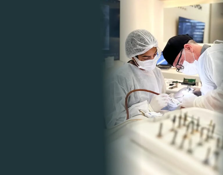 Dr. Euriberto Santana realizando uma cirurgia de implante dentário em Taguatinga.