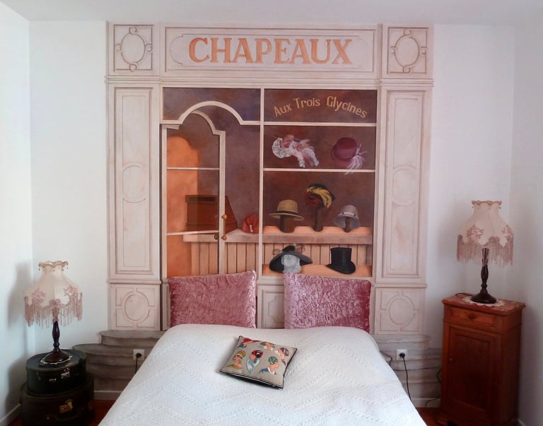 Mur peint en tête de lit, une fresque thème boutique à chapeaux d'autrefois