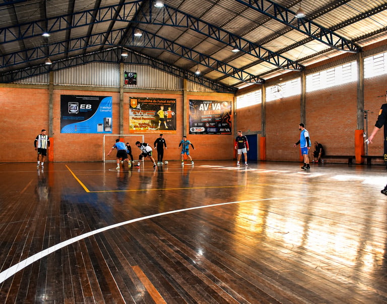 Quadra coberta para locação no Centro Poliesportivo Aviva em Caxias do Sul, com estrutura para futsa