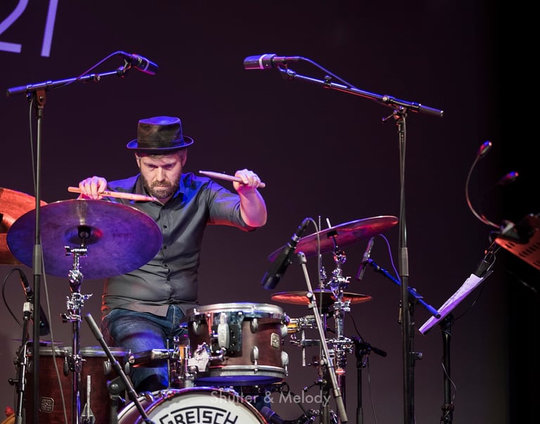 Magnus Narvesen spielt das Schlagzeug beim Jazzfest Berlin 2021.