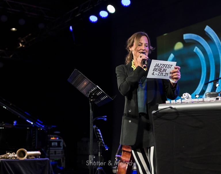 Nadin Deventer spricht auf dem Jazzfest Berlin 2021.