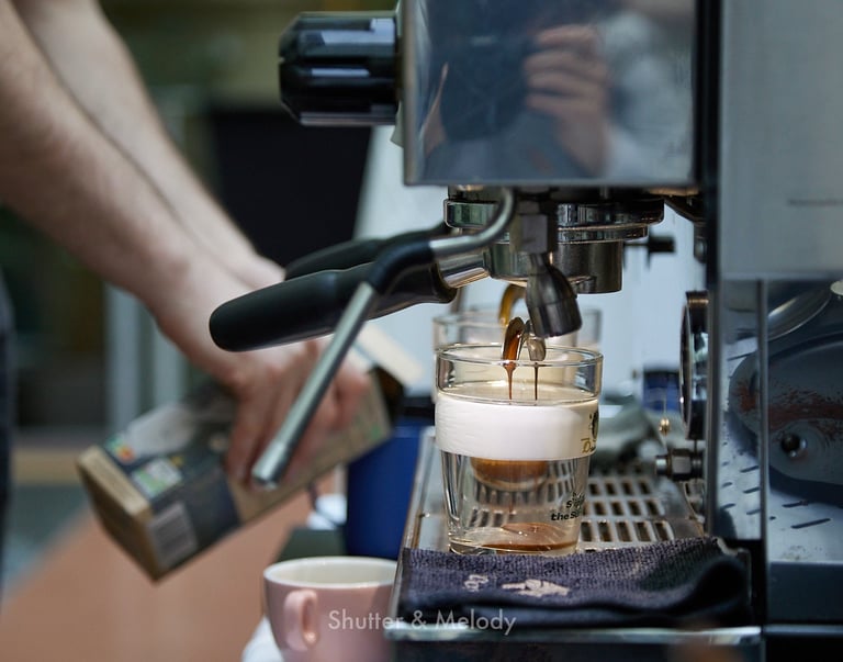 Eine Kaffeemaschine im Einsatz.