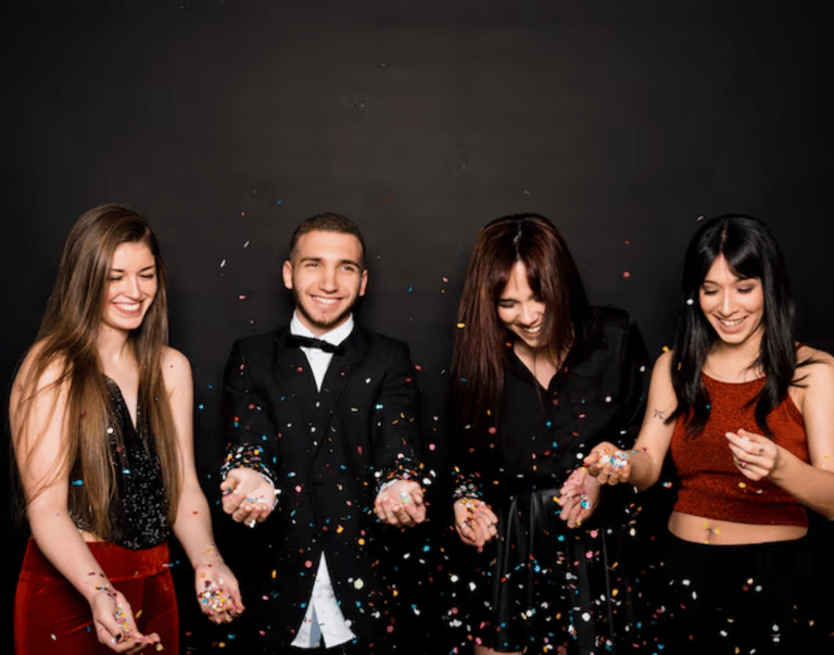 Jovens formandos comemorando com confetes, simbolizando a festa de formatura de alto nível organizada pelo Vanderlei Buffet e