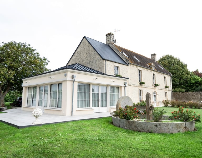 Maison en campagne entourée de verdure 