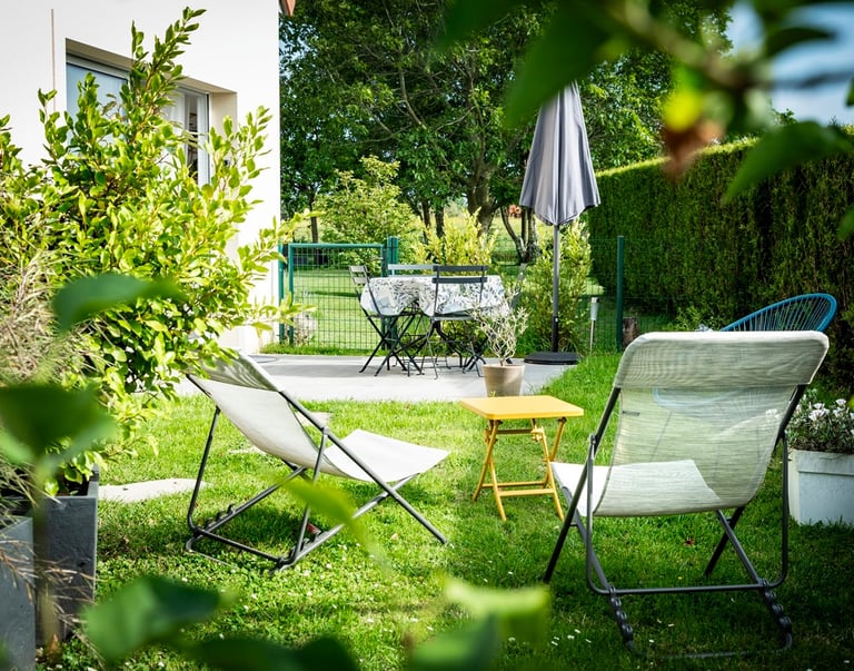 Maison de campagne avec une terrasse offrant une vue sur la campagne
