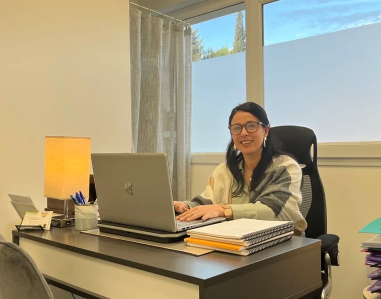 Julie Girardin, hypnothérapeute et diététicienne à La Destrousse, dans son cabinet d'hypnose