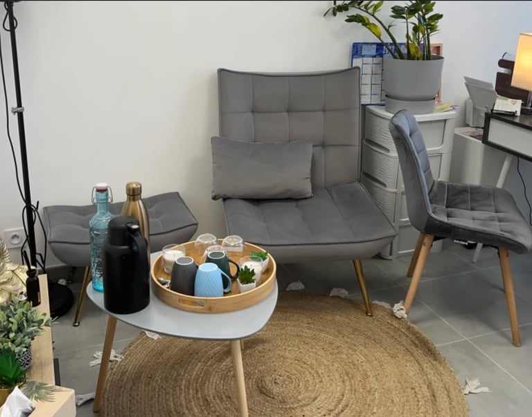 Espace d’accueil du cabinet de Julie Girardin à La Destrousse, lieu de détente pour hypnose