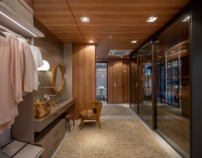 Quarto de Casal moderno com iluminação artificial e natural em apartamento em São Paulo