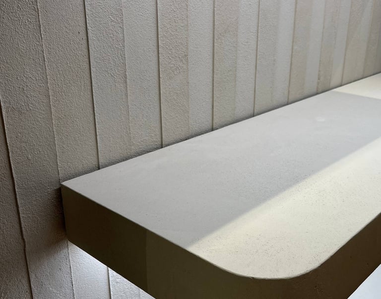 enduit à la chaux murale et étagère