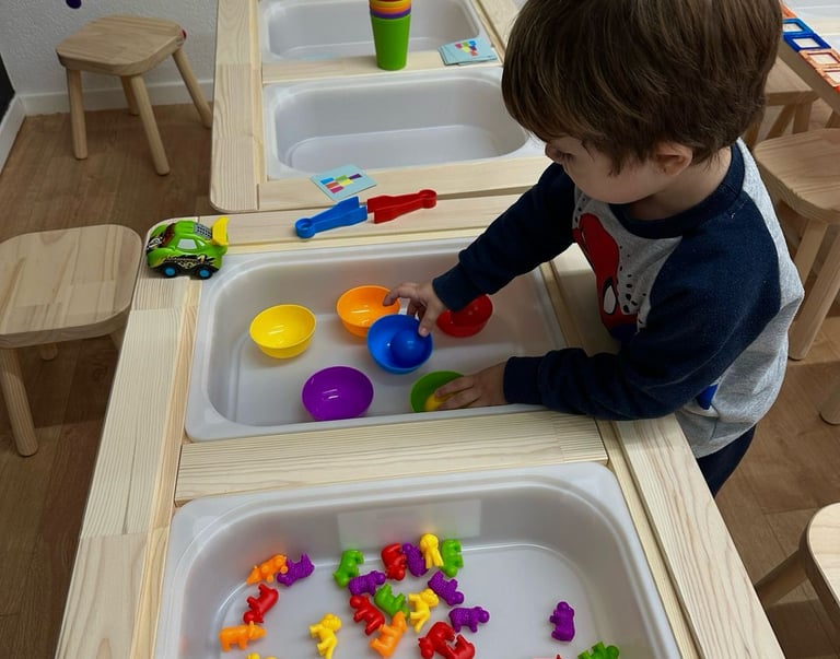 Kind bei Montessori-aktivität in der Lernförderung – spielerisches Lernen und motorische Entwicklung