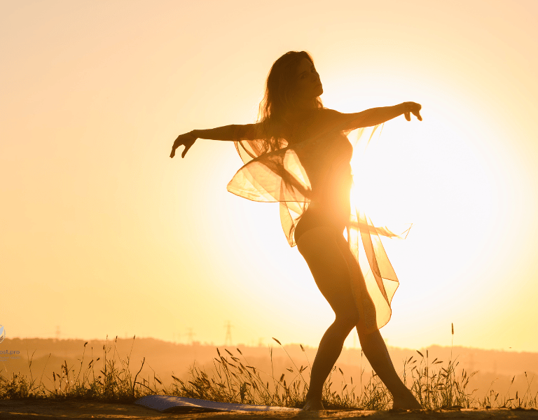 Silueta femenina cuidada y firmeza corporal natural