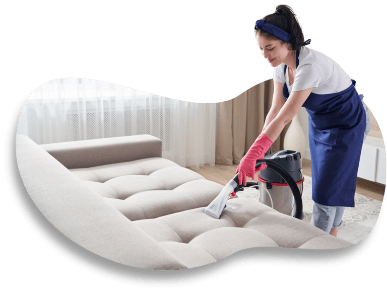 profissional executando a limpeza de um sofá com uma extratora - serviço domiciliar