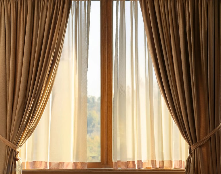 Rideaux retenus par des embrases devant une fenêtre à voilage blanc