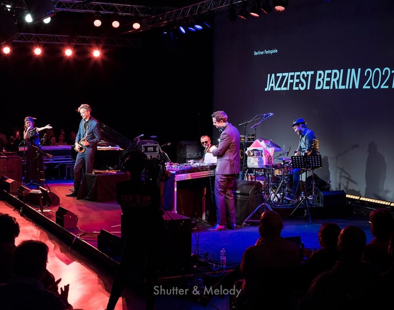 Aki Tekase präsentiert ihre Band auf der Bühne.