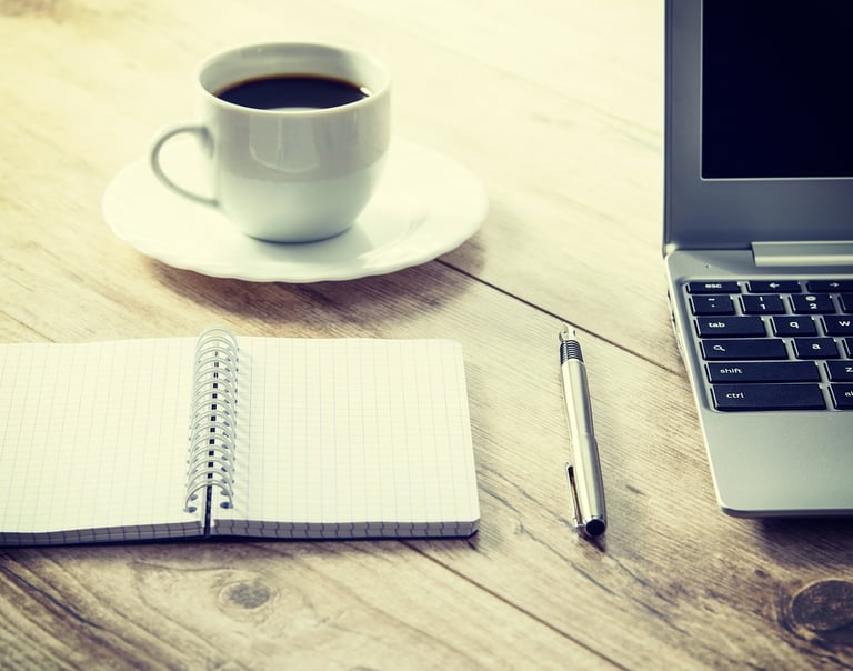 mesa de trabajo de asistente vistual lista para una reunión o una videollamada