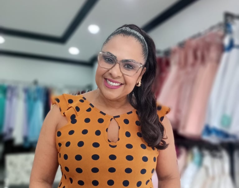 Vendedora, atendente com sorriso maravilhoso para melhor lhe atender.