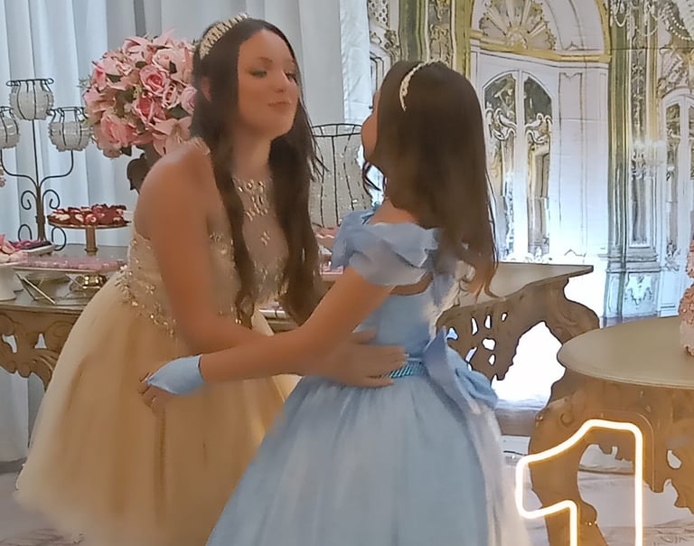 daminha com vestido rodado azul bebe, e a madrinha com vestido cor creme rodado em alto estilo.