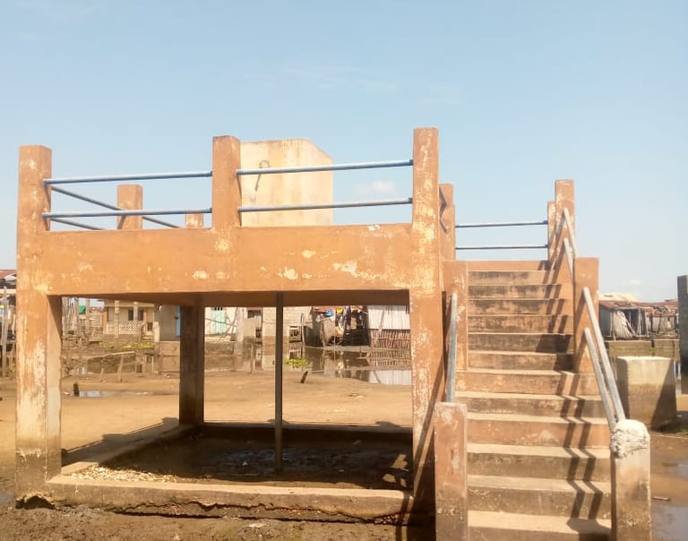 Plateforme surélevée pour que les villageois aient accès à l'eau potable