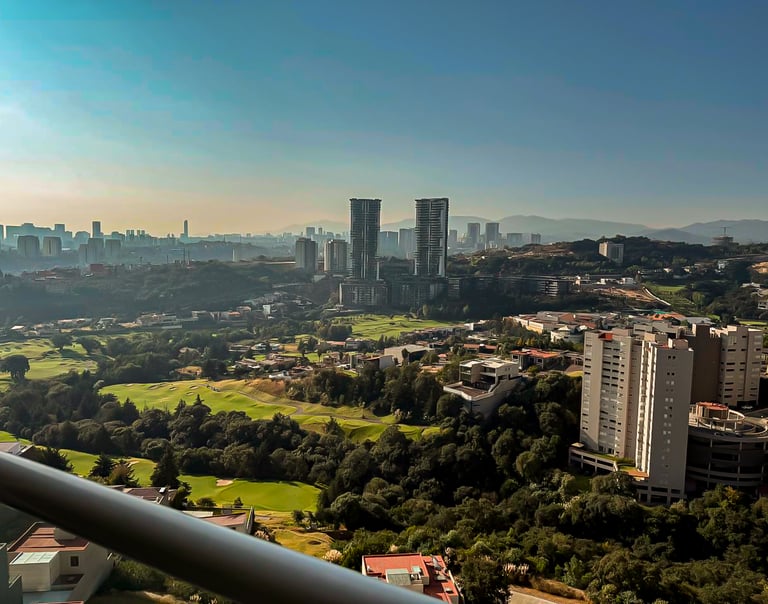 Vista al campo de golf Bosque Real desde un departamento en Bosque Real Towers