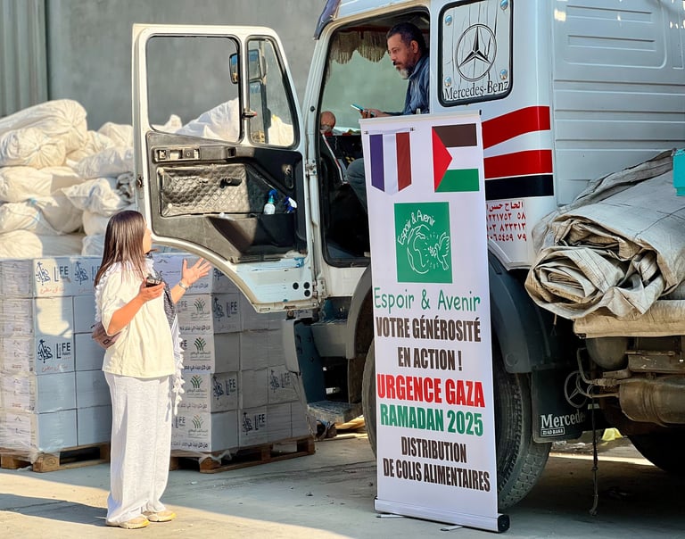 camion aide humanitaire espoir et avenir à l'arrêt déchargement colis alimentaires 