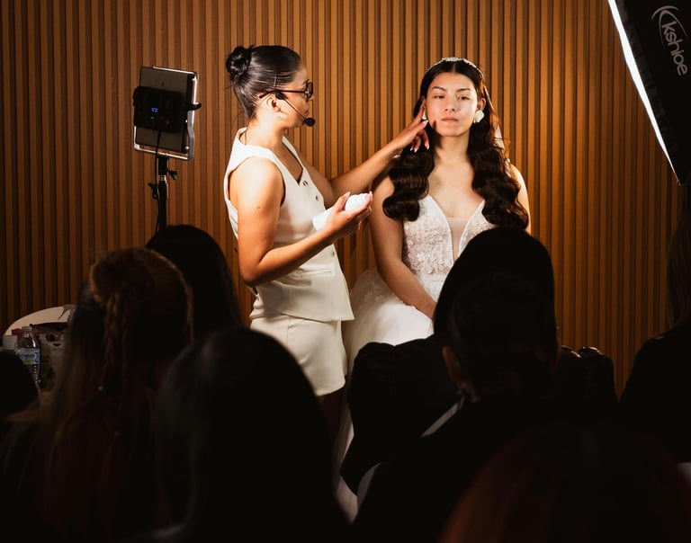 Curso de maquillaje para novias con práctica en modelo y asistentes en entorno profesional.