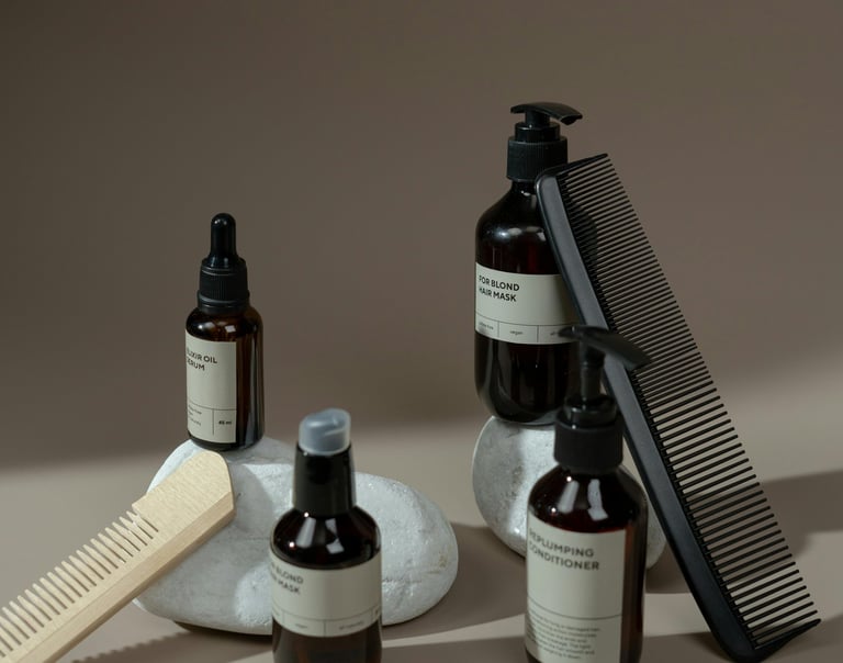 Productos capilares profesionales y peines sobre fondo de fotografía en tonos café y beige.