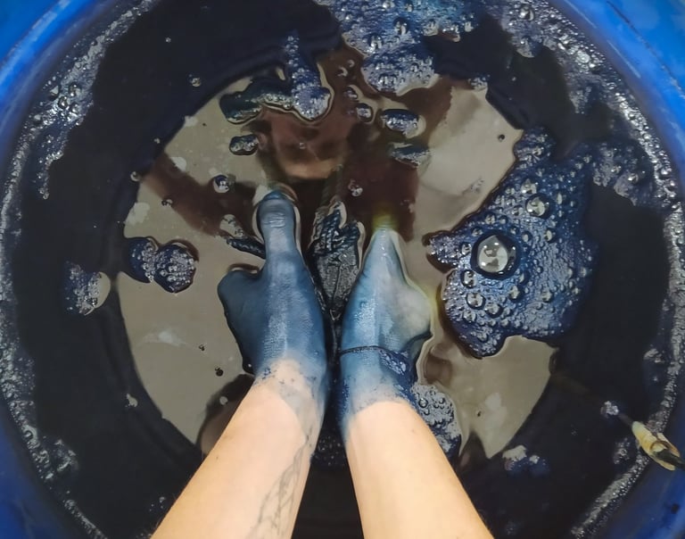 geste et savoir faire, mains bleues dans la cuve d'indigo