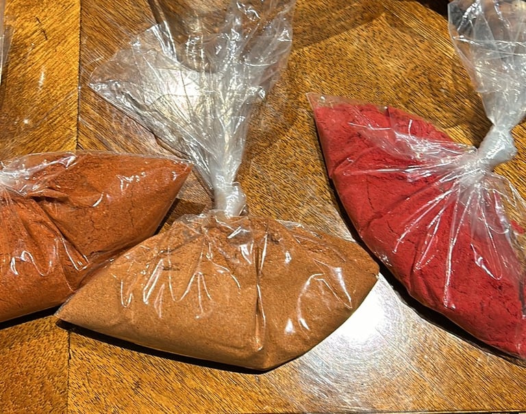 Bolsas de diversos chiles en polvo
