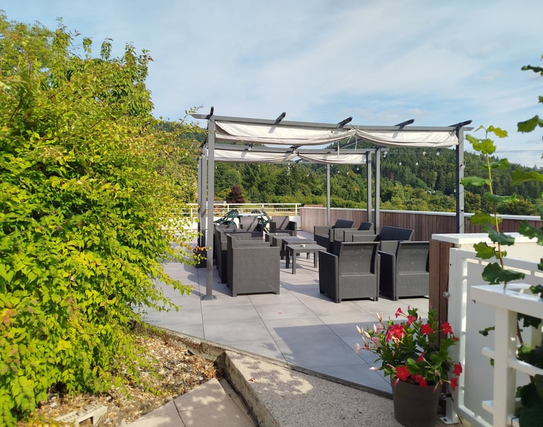 Terrasse avec canapés de jardin