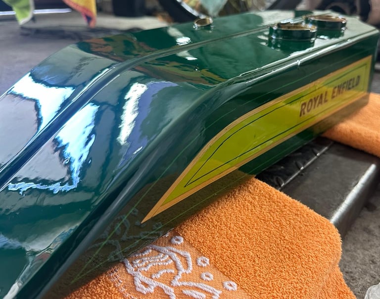Restauration Lackierung Tank Royal Enfield 351 Sport von 1925