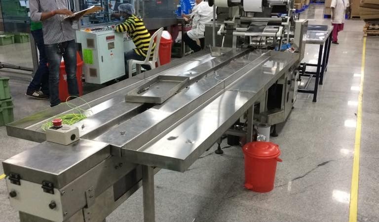 Conveyor system for warehouses