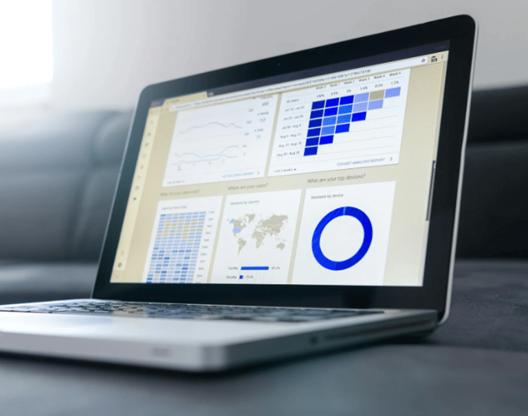 Computador com Dashboard pronto realizar análises estratégicas