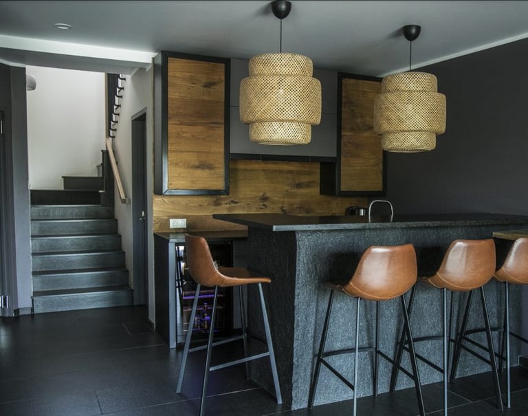 juodo granito laiptai