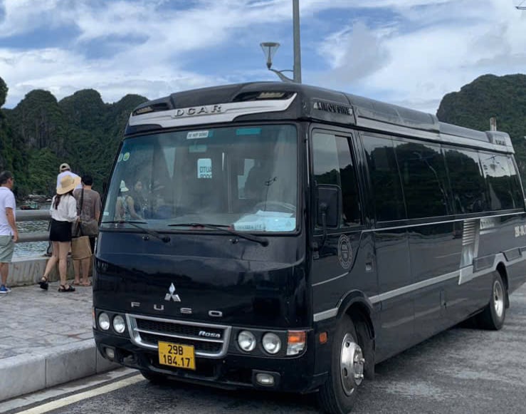 Hanoicarrent.com private car and driver