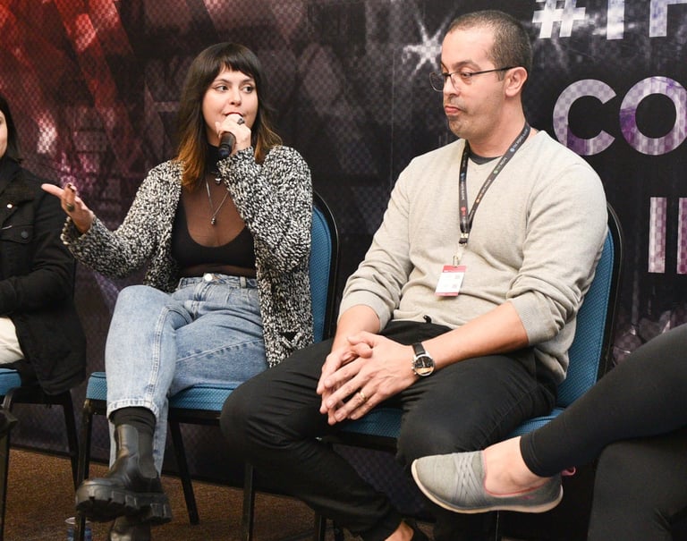 Josi participando de um painel sobre liderança