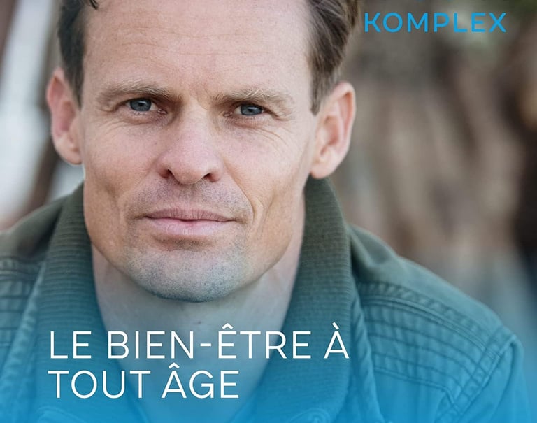 visage d'un homme heureux avec une veste bleu.