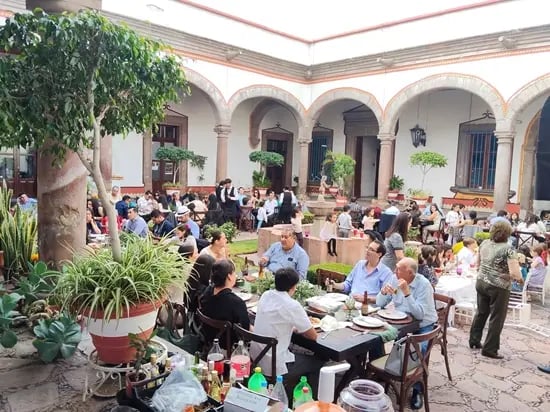 Servicio de catering de barbacoa para primera comunión en patio colonial en Querétaro.
