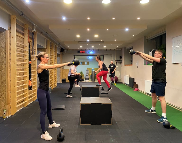 csoportos súlyzós köredzés