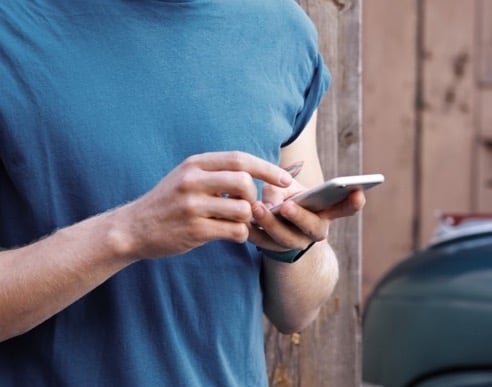 Öznur Proje firmasıyla telefon ile iletişime geçmek isteyen bir adamın fotoğrafı.